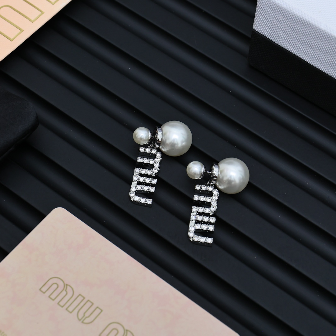  Miumiu 珍珠字母耳环😍😍
夏日里的俏皮时尚单品💖💖💖
轻奢小众风格耳环 简约字母 设计感 美感十
