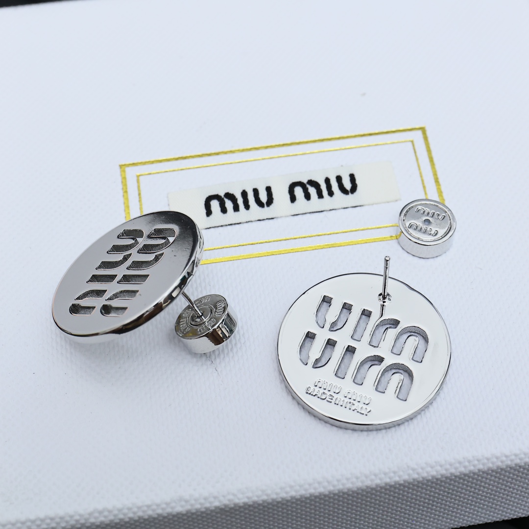  Miumiu  镂空圆饼耳钉😍😍
夏日里的俏皮时尚单品💖💖💖
轻奢小众风格耳环 简约字母 
设计感 美