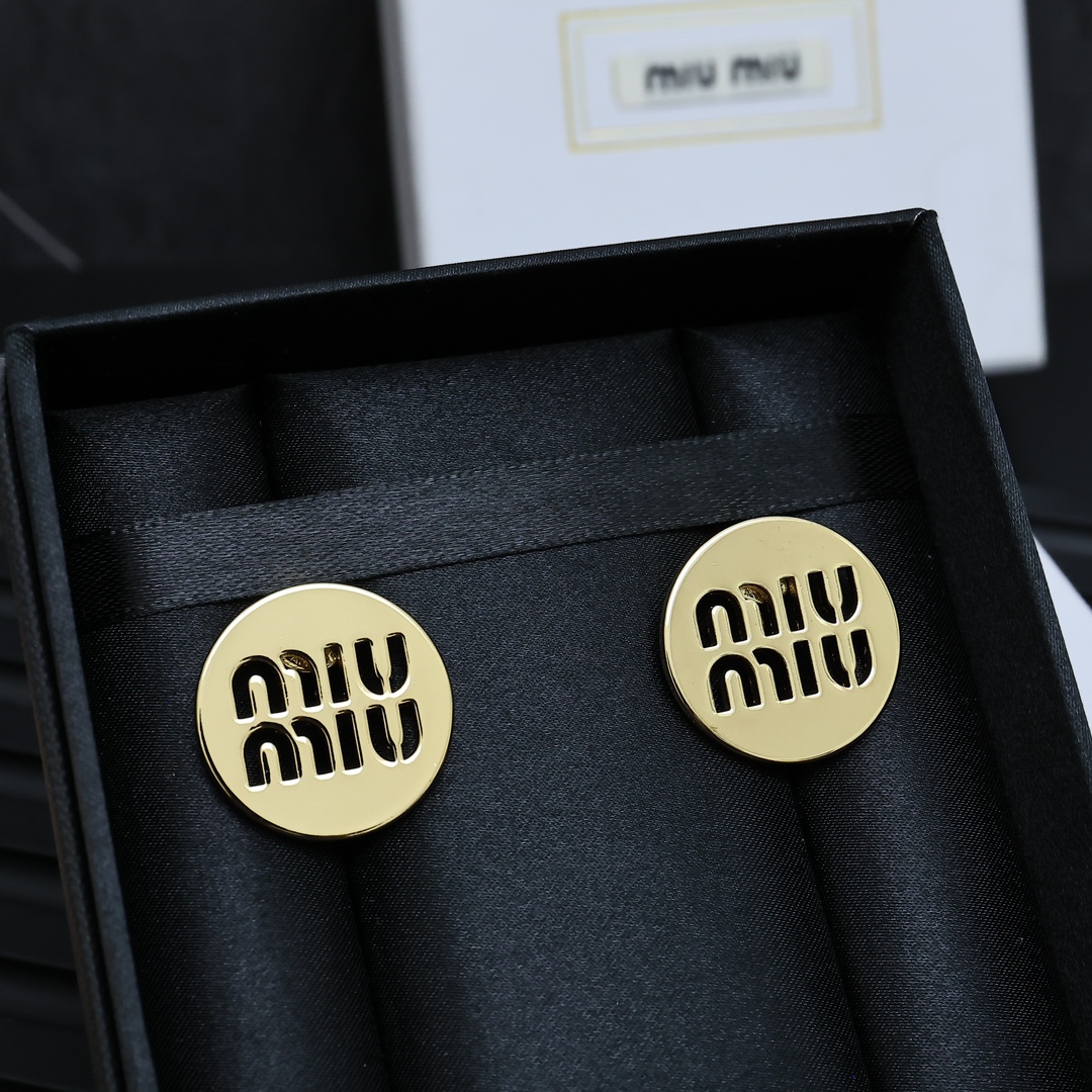  Miumiu  镂空圆饼耳钉😍😍
夏日里的俏皮时尚单品💖💖💖
轻奢小众风格耳环 简约字母 
设计感 美