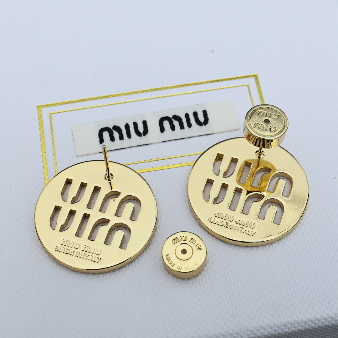  Miumiu  镂空圆饼耳钉😍😍
夏日里的俏皮时尚单品💖💖💖
轻奢小众风格耳环 简约字母 
设计感 美