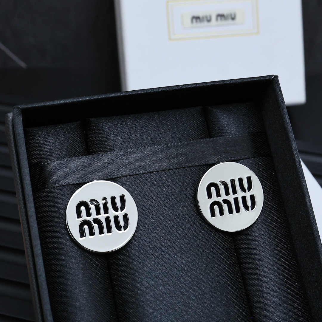  Miumiu  镂空圆饼耳钉😍😍
夏日里的俏皮时尚单品💖💖💖
轻奢小众风格耳环 简约字母 
设计感 美