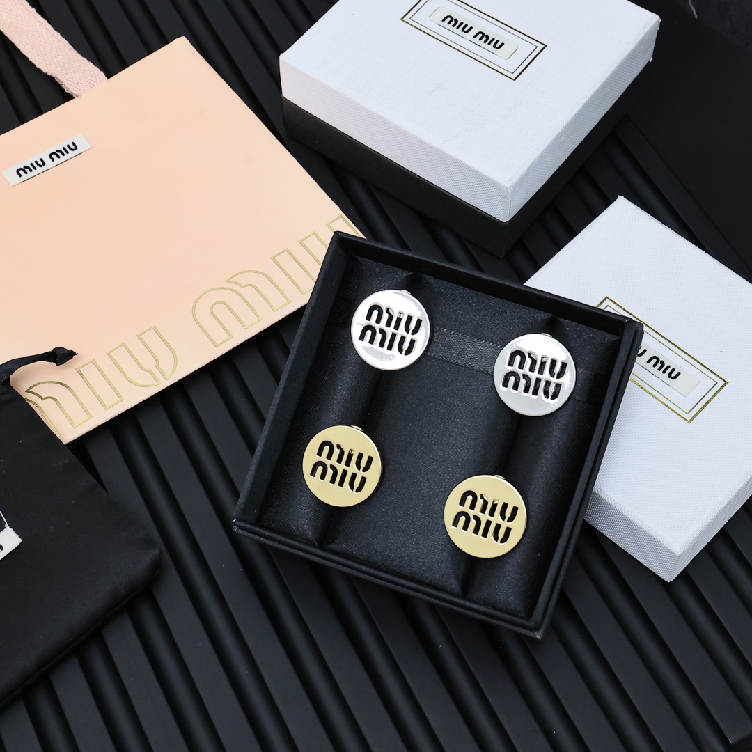  Miumiu  镂空圆饼耳钉😍😍
夏日里的俏皮时尚单品💖💖💖
轻奢小众风格耳环 简约字母 
设计感 美