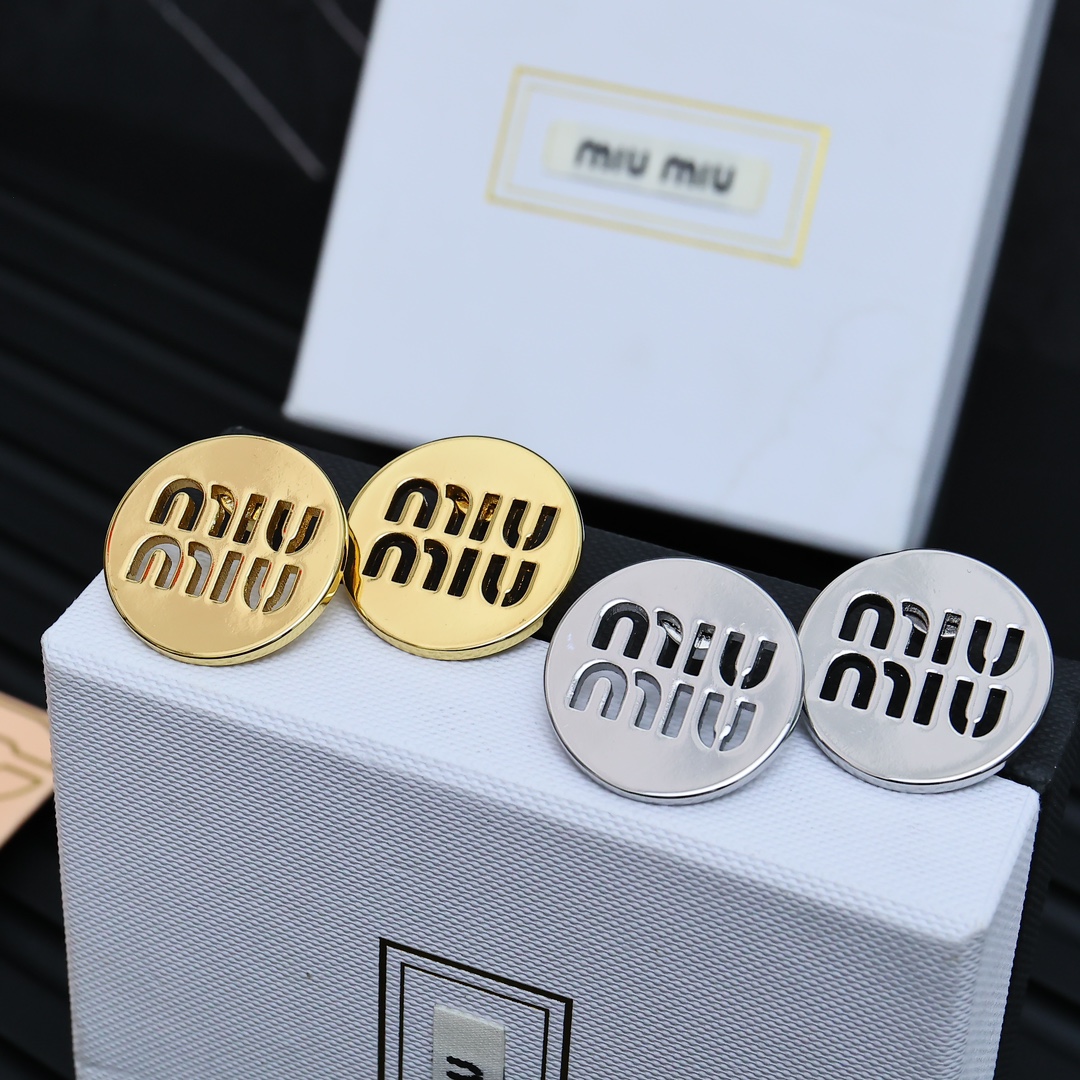  Miumiu  镂空圆饼耳钉😍😍
夏日里的俏皮时尚单品💖💖💖
轻奢小众风格耳环 简约字母 
设计感 美