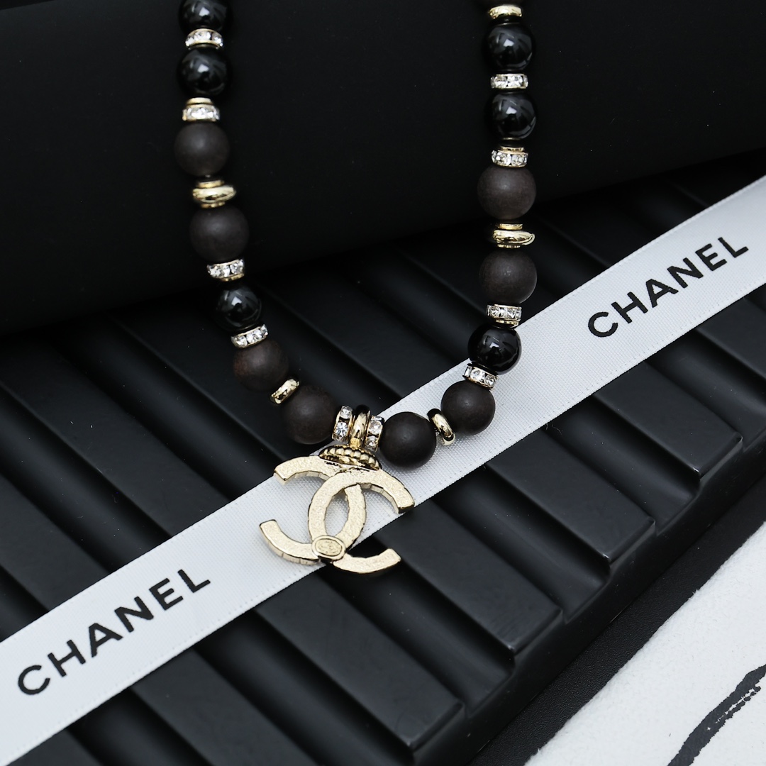  Chanel满钻双C黑色珍珠项链
棕色木质珠珠十黑色珍珠相间隔
很有vintage的质感简洁大方又复古