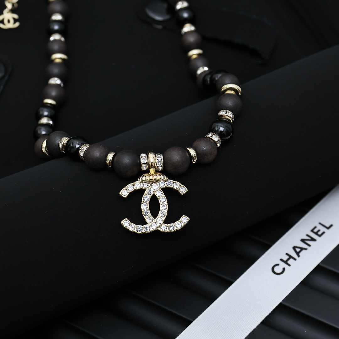  Chanel满钻双C黑色珍珠项链
棕色木质珠珠十黑色珍珠相间隔
很有vintage的质感简洁大方又复古