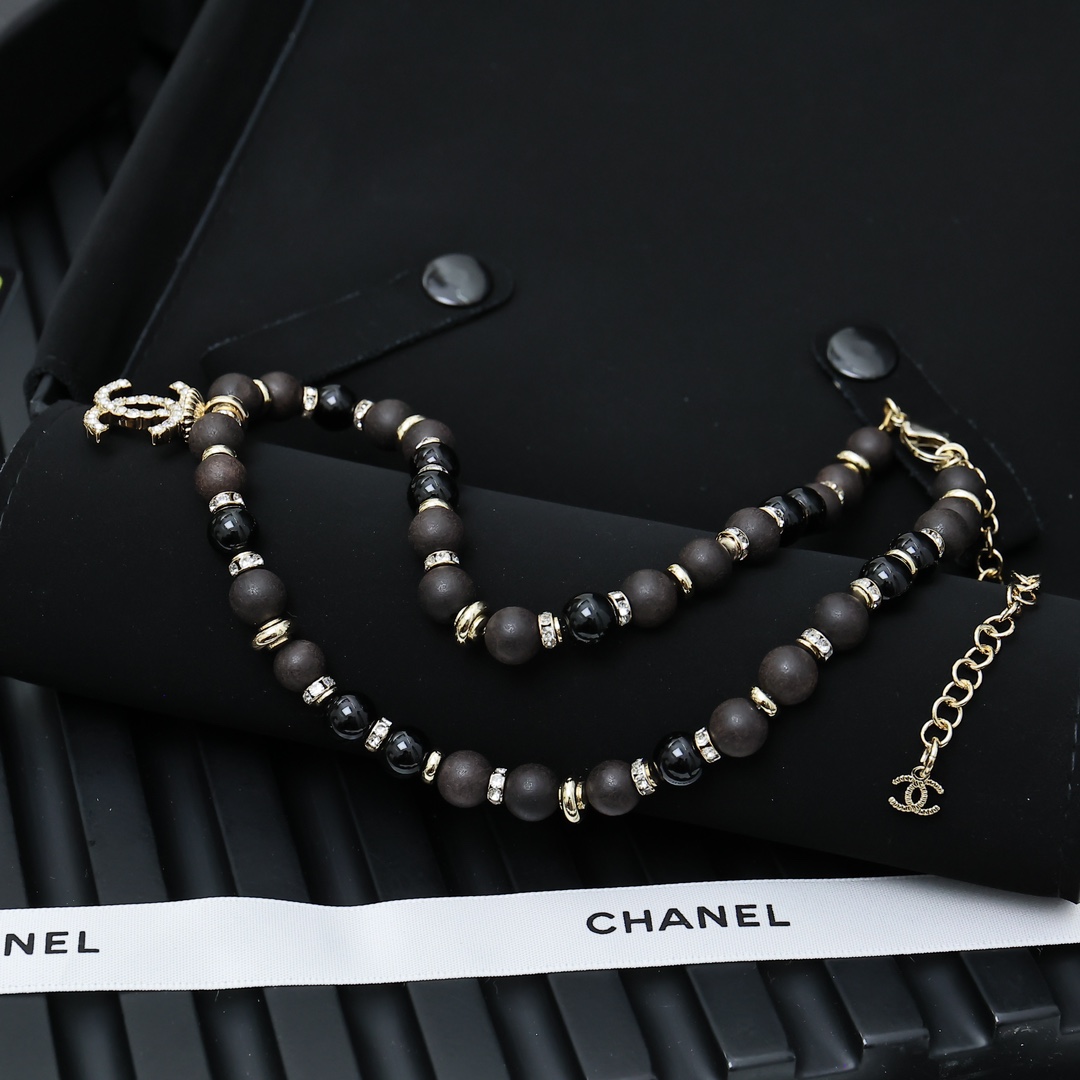  Chanel满钻双C黑色珍珠项链
棕色木质珠珠十黑色珍珠相间隔
很有vintage的质感简洁大方又复古