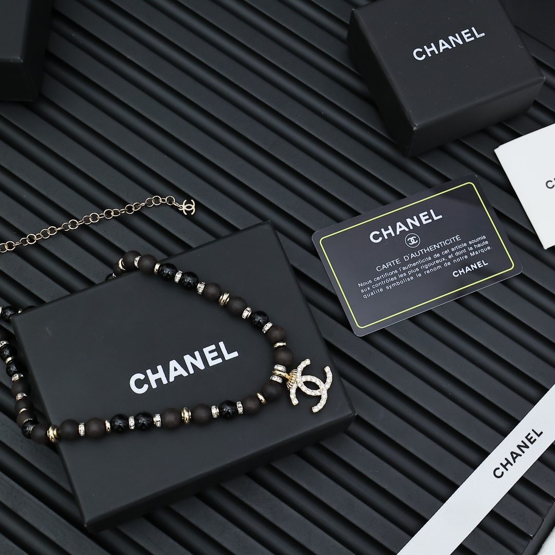  Chanel满钻双C黑色珍珠项链
棕色木质珠珠十黑色珍珠相间隔
很有vintage的质感简洁大方又复古