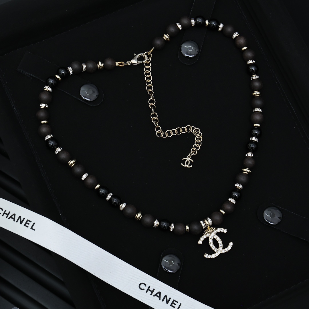  Chanel满钻双C黑色珍珠项链
棕色木质珠珠十黑色珍珠相间隔
很有vintage的质感简洁大方又复古