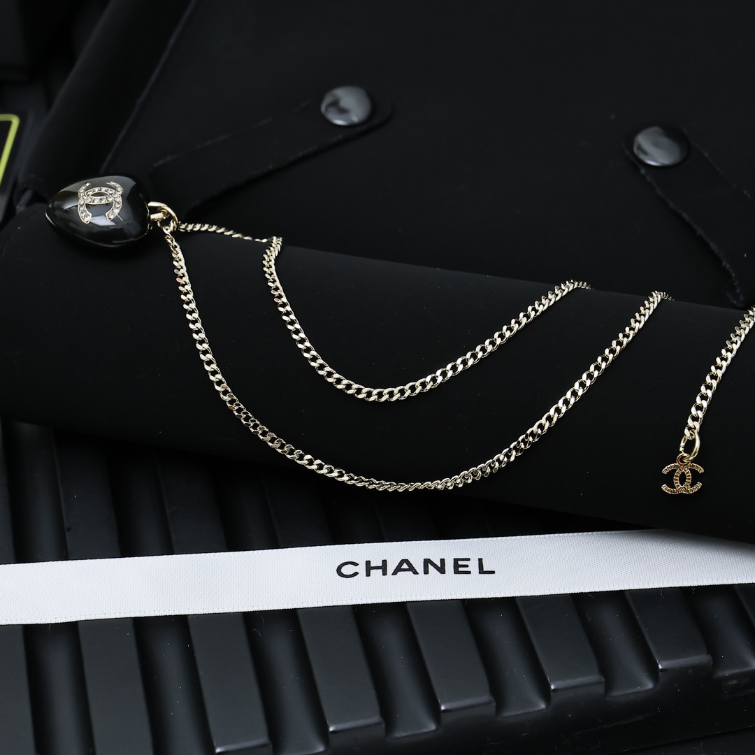 chanel黑桃心项链、复古黑色桃心造型、超级吸睛的黑色桃心、上身佩戴非常好看而且有特色、酷酷的甜甜的辣