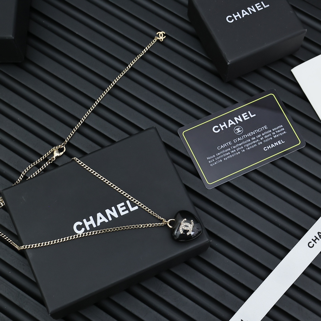 chanel黑桃心项链、复古黑色桃心造型、超级吸睛的黑色桃心、上身佩戴非常好看而且有特色、酷酷的甜甜的辣