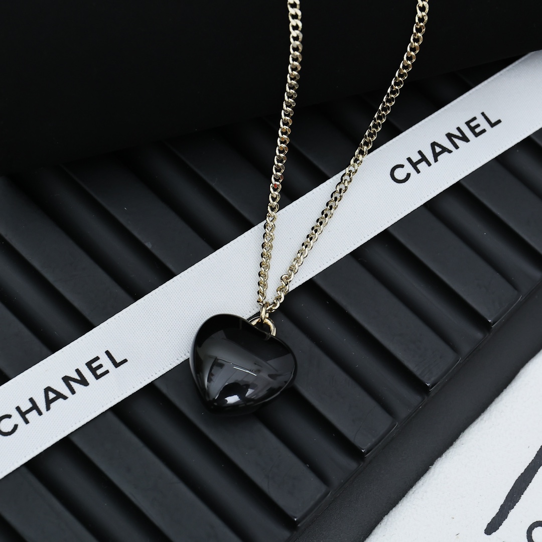 chanel黑桃心项链、复古黑色桃心造型、超级吸睛的黑色桃心、上身佩戴非常好看而且有特色、酷酷的甜甜的辣