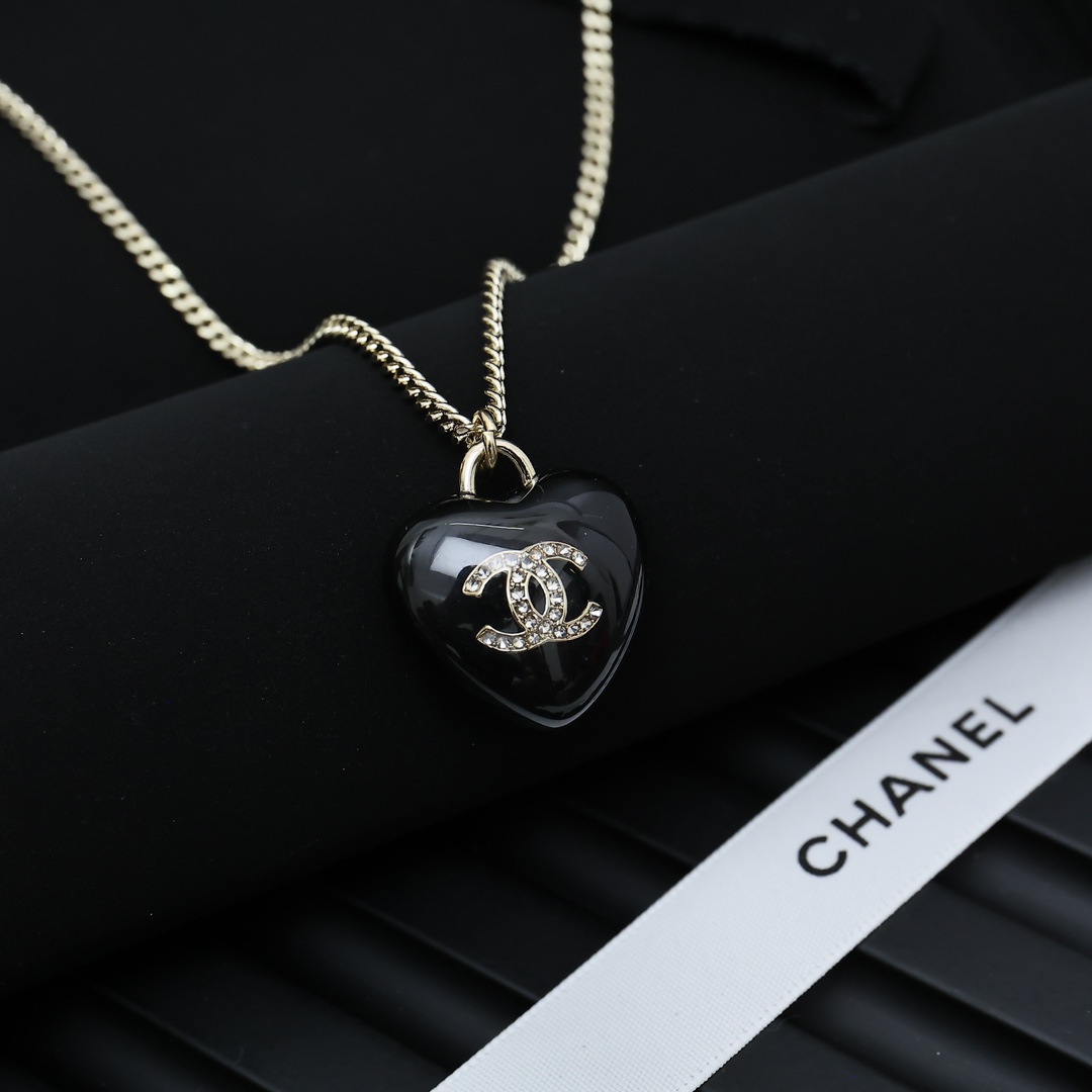 chanel黑桃心项链、复古黑色桃心造型、超级吸睛的黑色桃心、上身佩戴非常好看而且有特色、酷酷的甜甜的辣