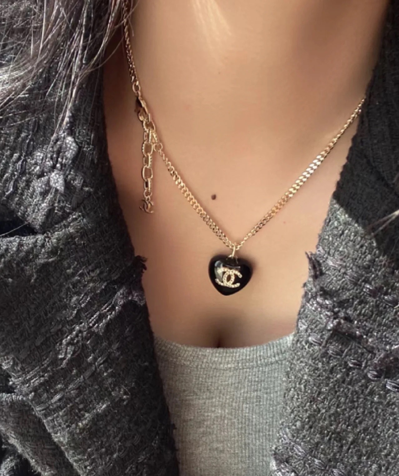 chanel黑桃心项链、复古黑色桃心造型、超级吸睛的黑色桃心、上身佩戴非常好看而且有特色、酷酷的甜甜的辣