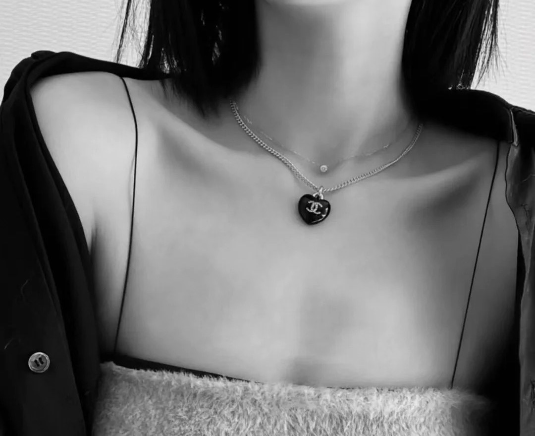chanel黑桃心项链、复古黑色桃心造型、超级吸睛的黑色桃心、上身佩戴非常好看而且有特色、酷酷的甜甜的辣
