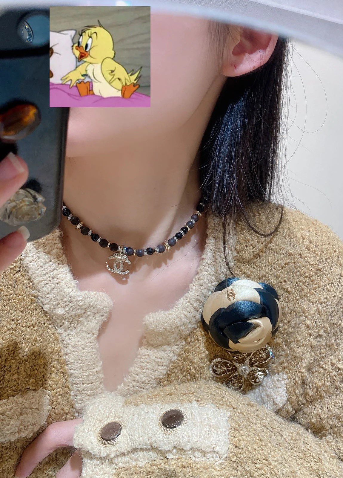  Chanel满钻双C黑色珍珠项链
棕色木质珠珠十黑色珍珠相间隔
很有vintage的质感简洁大方又复古