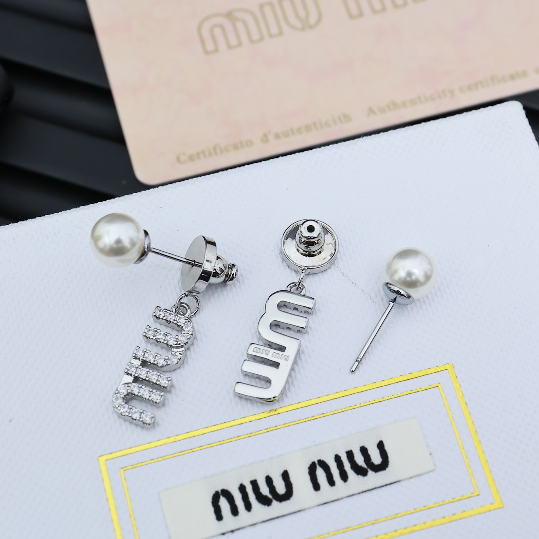 miumiu 珍珠字母耳钉夏日女孩专属高级质感字母与珍珠完美结合在一起，钻石的璀璨光芒和珍珠的细腻光泽，