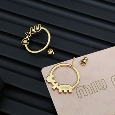 🛍miumiu珐琅字母耳圈miumiu的logo设计元素,极简主义,不只是简单,每个细节都透露出气质美感 🛍miumiu珐琅字母耳圈miumiu的logo设计元素,极简主义,不只是简单,每个细节都透露出气质美感