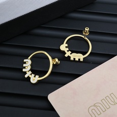 🛍miumiu珐琅字母耳圈miumiu的logo设计元素,极简主义,不只是简单,每个细节都透露出气质美感 🛍miumiu珐琅字母耳圈miumiu的logo设计元素,极简主义,不只是简单,每个细节都透露出气质美感