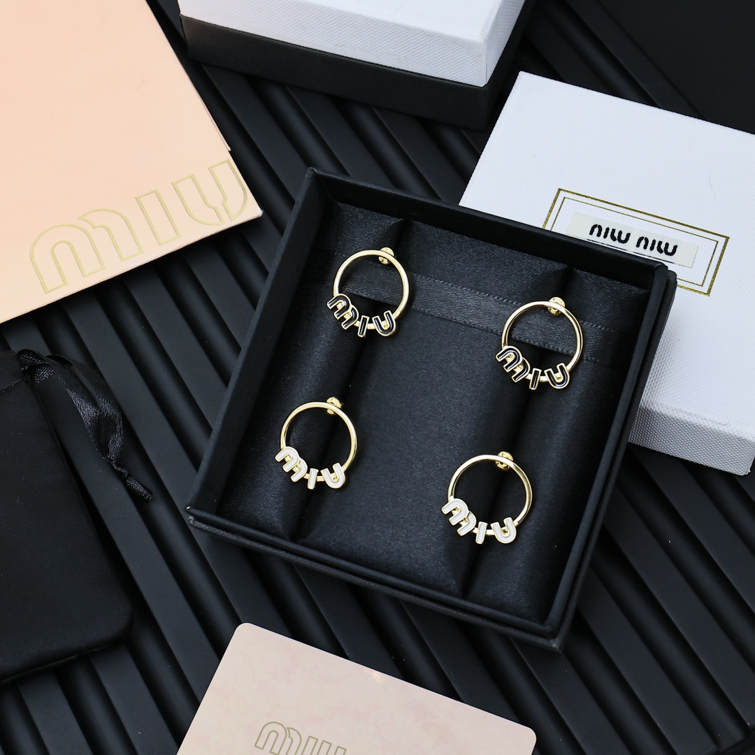 🛍miumiu珐琅字母耳圈miumiu的logo设计元素，极简主义，不只是简单，每个细节都透露出气质美感