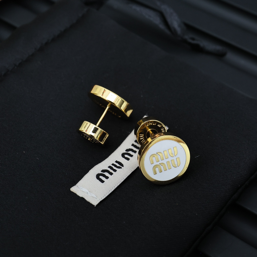 miumiu 珐琅纽扣字母耳钉miumiu的logo设计元素，极简主义，不只是简单，每个细节都透露出气质
