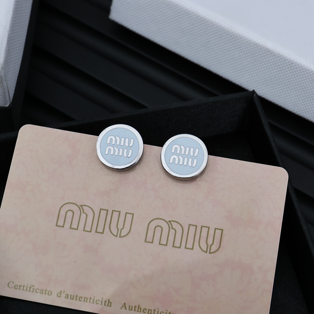 miumiu 珐琅纽扣字母耳钉miumiu的logo设计元素，极简主义，不只是简单，每个细节都透露出气质