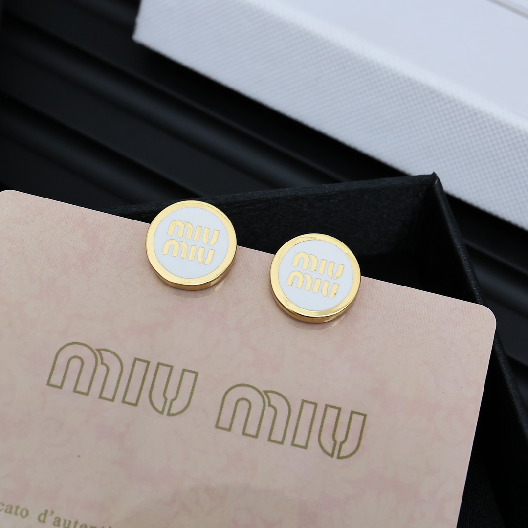 miumiu 珐琅纽扣字母耳钉miumiu的logo设计元素，极简主义，不只是简单，每个细节都透露出气质