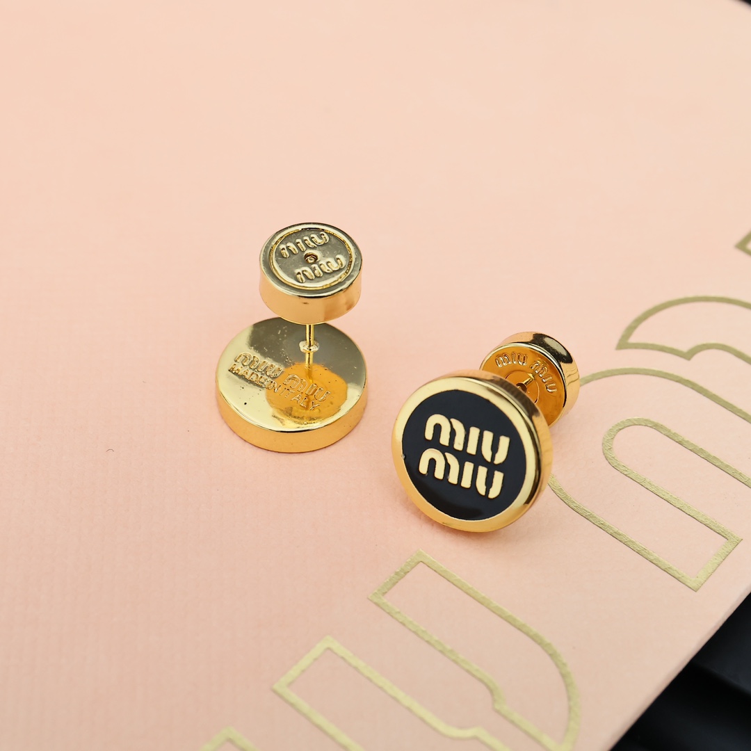 miumiu 珐琅纽扣字母耳钉miumiu的logo设计元素，极简主义，不只是简单，每个细节都透露出气质