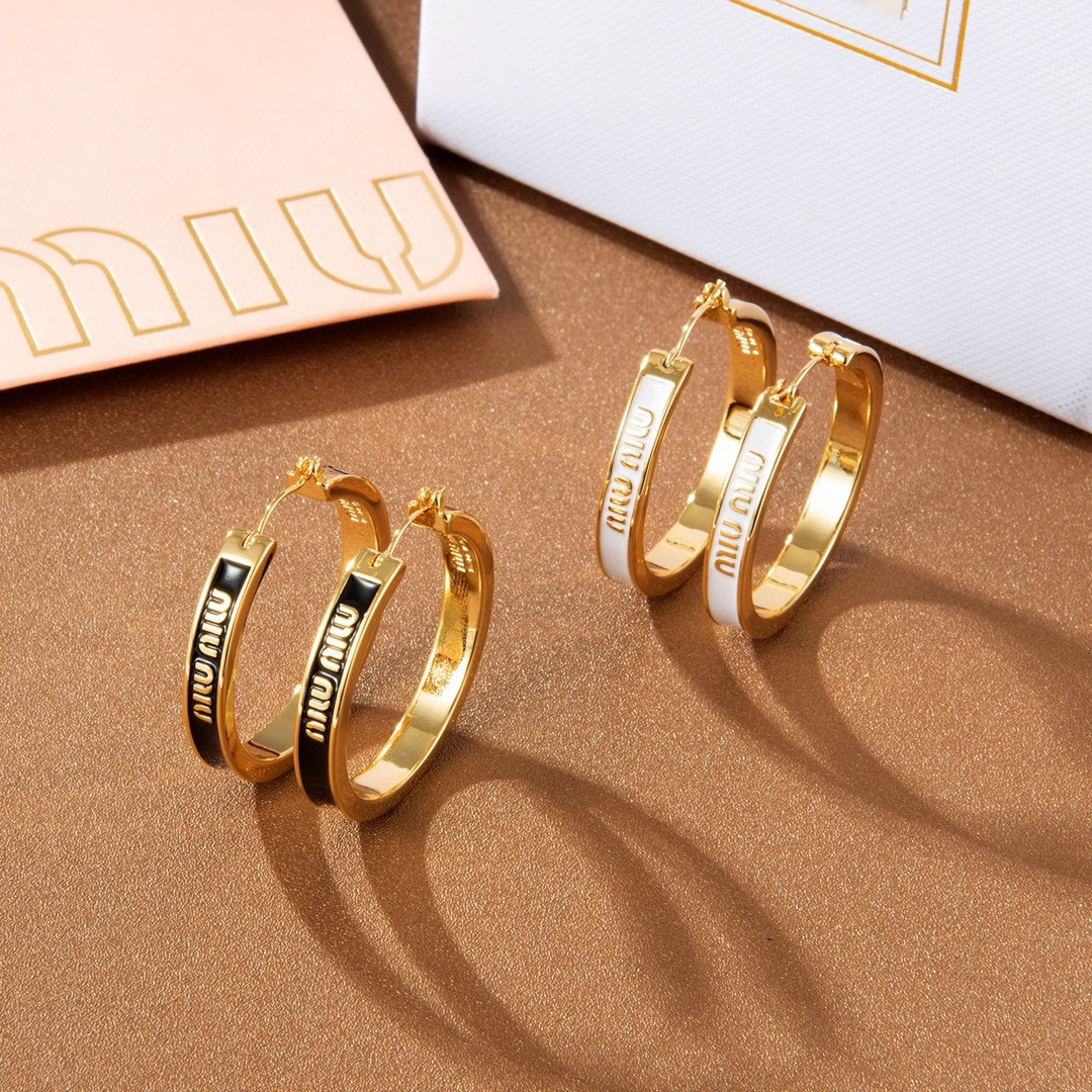  🛍miumiu 珐琅字母耳圈
miumiu的logo设计元素，极简主义，
不只是简单，每个细节都透露出