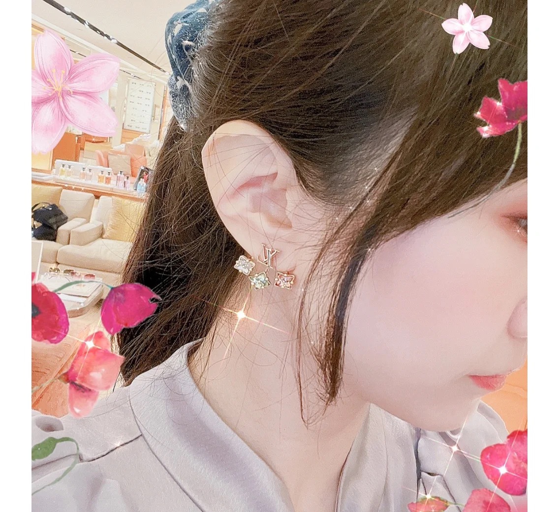  路易威登LV菱形彩钻耳环，春日限定彩钻耳环。  特别的金属质感搭配彩色设计，水晶点缀是整体的别致亮点，