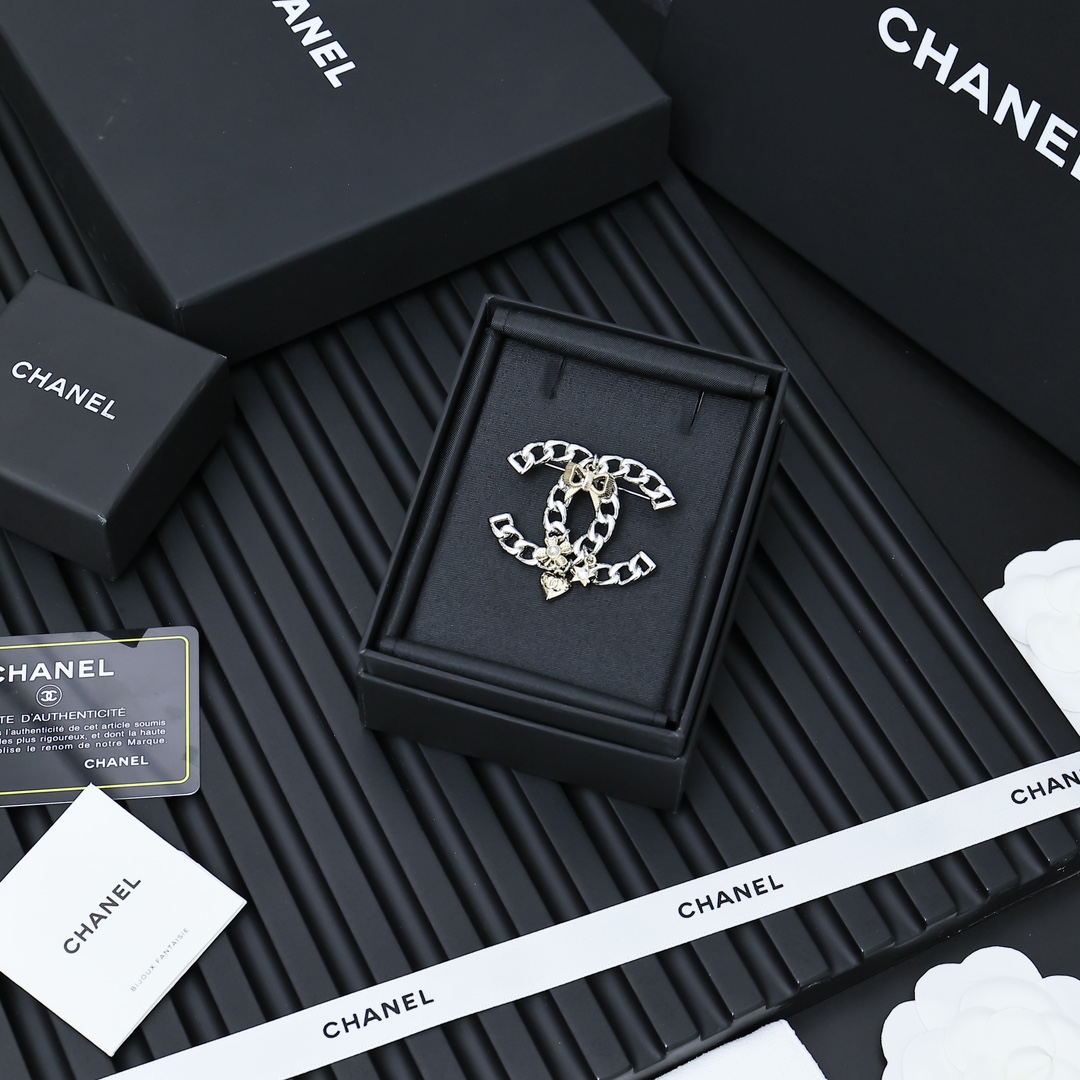  Chanel 24K蝴蝶结系列，多元素胸针
银色双C的休闲感，多重配件的添加，更加俏皮
完美的诠释了可