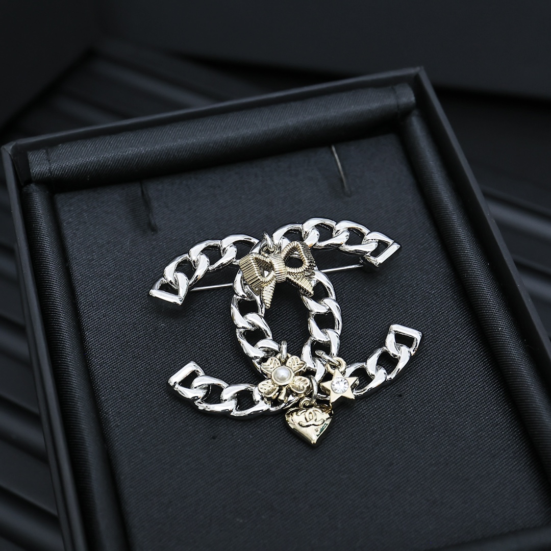  Chanel 24K蝴蝶结系列，多元素胸针
银色双C的休闲感，多重配件的添加，更加俏皮
完美的诠释了可