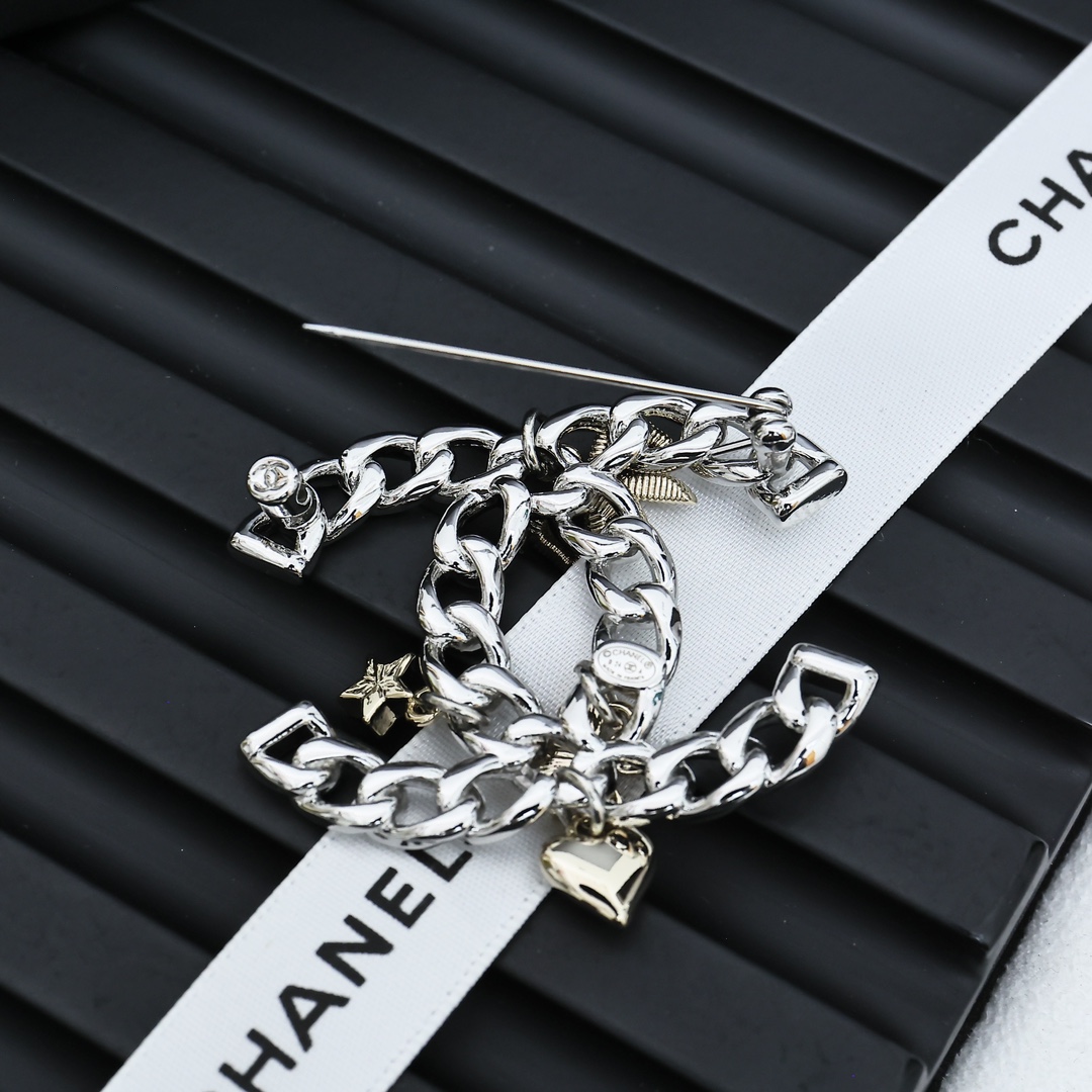  Chanel 24K蝴蝶结系列，多元素胸针
银色双C的休闲感，多重配件的添加，更加俏皮
完美的诠释了可