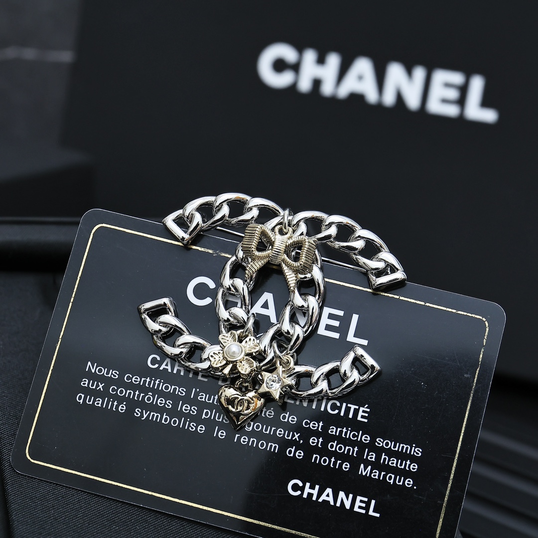  Chanel 24K蝴蝶结系列，多元素胸针
银色双C的休闲感，多重配件的添加，更加俏皮
完美的诠释了可