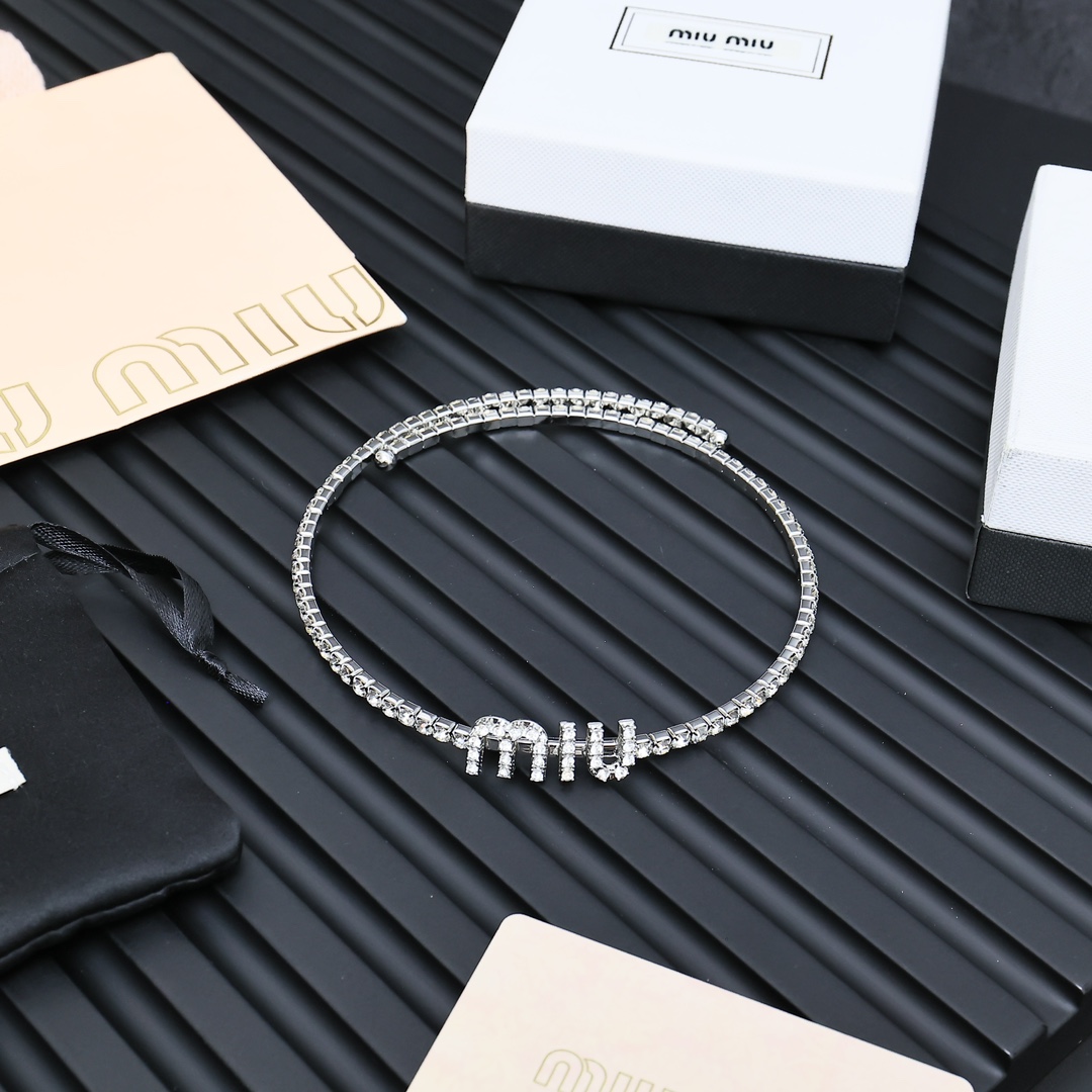  Miu Miu  字母项圈最适合日常搭配～
miumiu缪缪 满钻 bling bling✨原版黄铜五