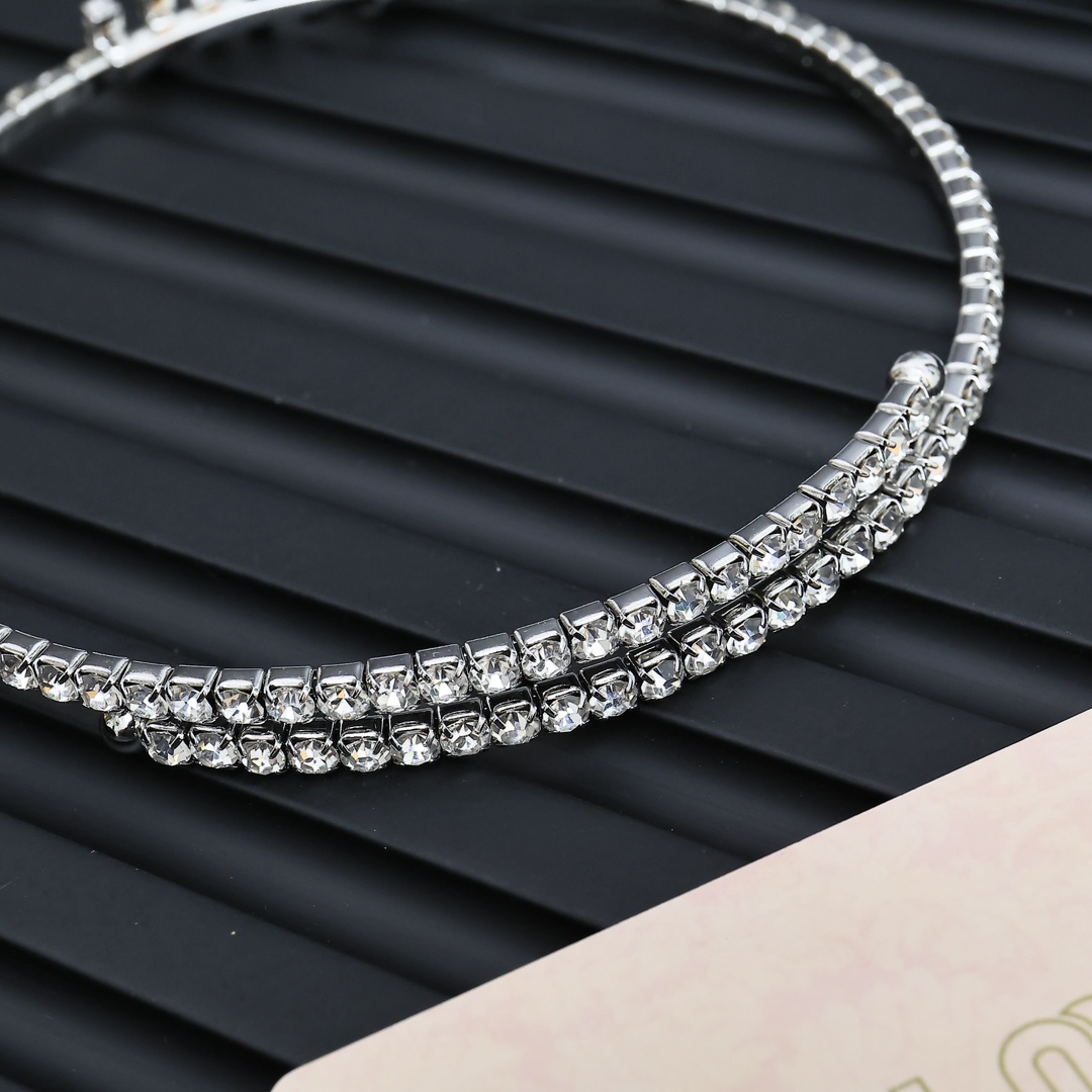  Miu Miu  字母项圈最适合日常搭配～
miumiu缪缪 满钻 bling bling✨原版黄铜五