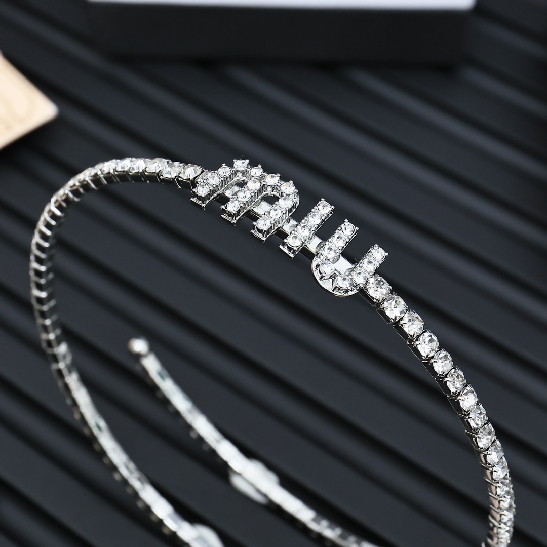  Miu Miu  字母项圈最适合日常搭配～
miumiu缪缪 满钻 bling bling✨原版黄铜五