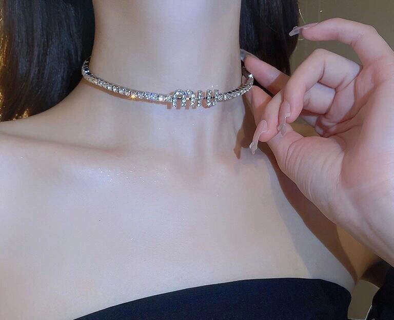  Miu Miu  字母项圈最适合日常搭配～
miumiu缪缪 满钻 bling bling✨原版黄铜五