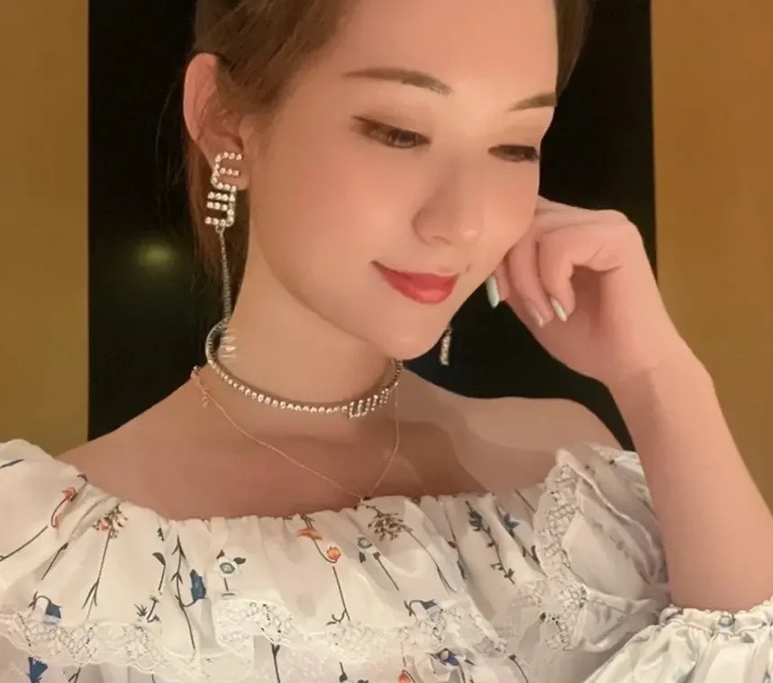 Miu Miu  字母项圈最适合日常搭配～
miumiu缪缪 满钻 bling bling✨原版黄铜五