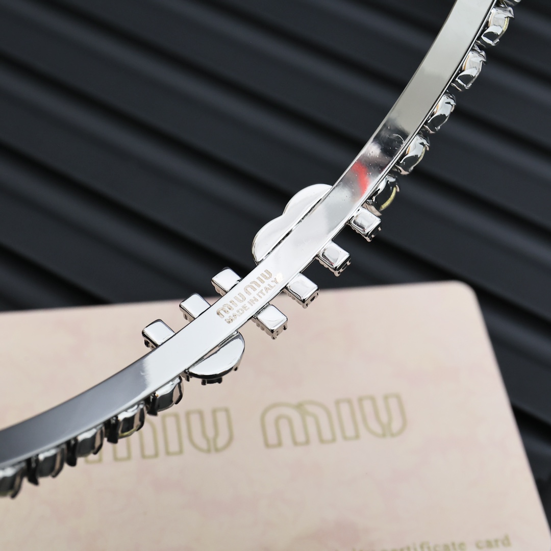  Miu miu  字母满镶水晶发箍
简排约钻的设计+MIU字母，镶嵌全水晶，超级无敌璀璨耀眼!真的是所