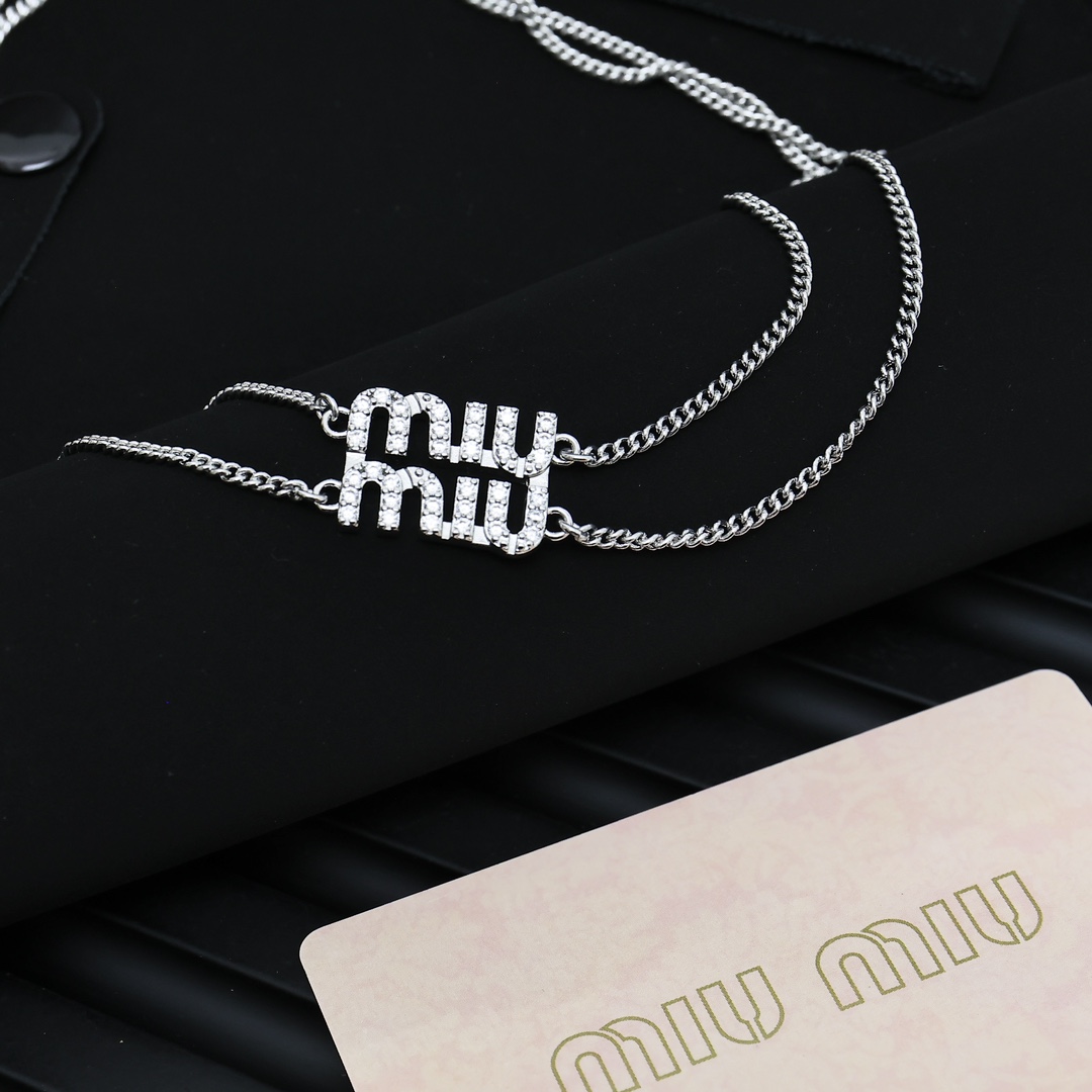 手链 项链MIUMIU满钻字母双层手链，项链
清爽简单的经典满钻字母设计少女心与贵气感并存日常佩戴超好看