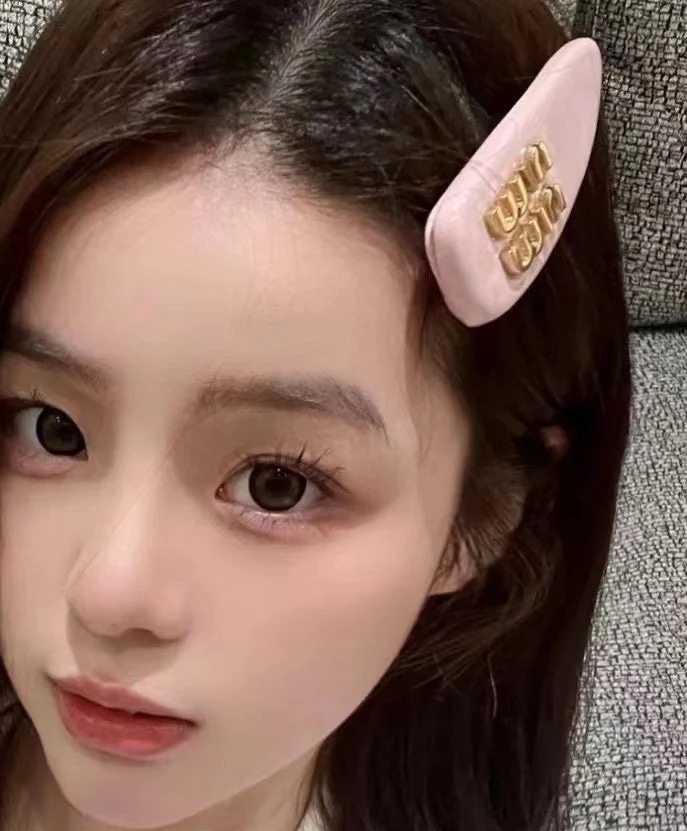 miumiu  糖果色面包发夹萌动的少女心被稳稳的拿捏了[可怜]谁能拒绝这款小可爱呢!一款绝美发夹，让你