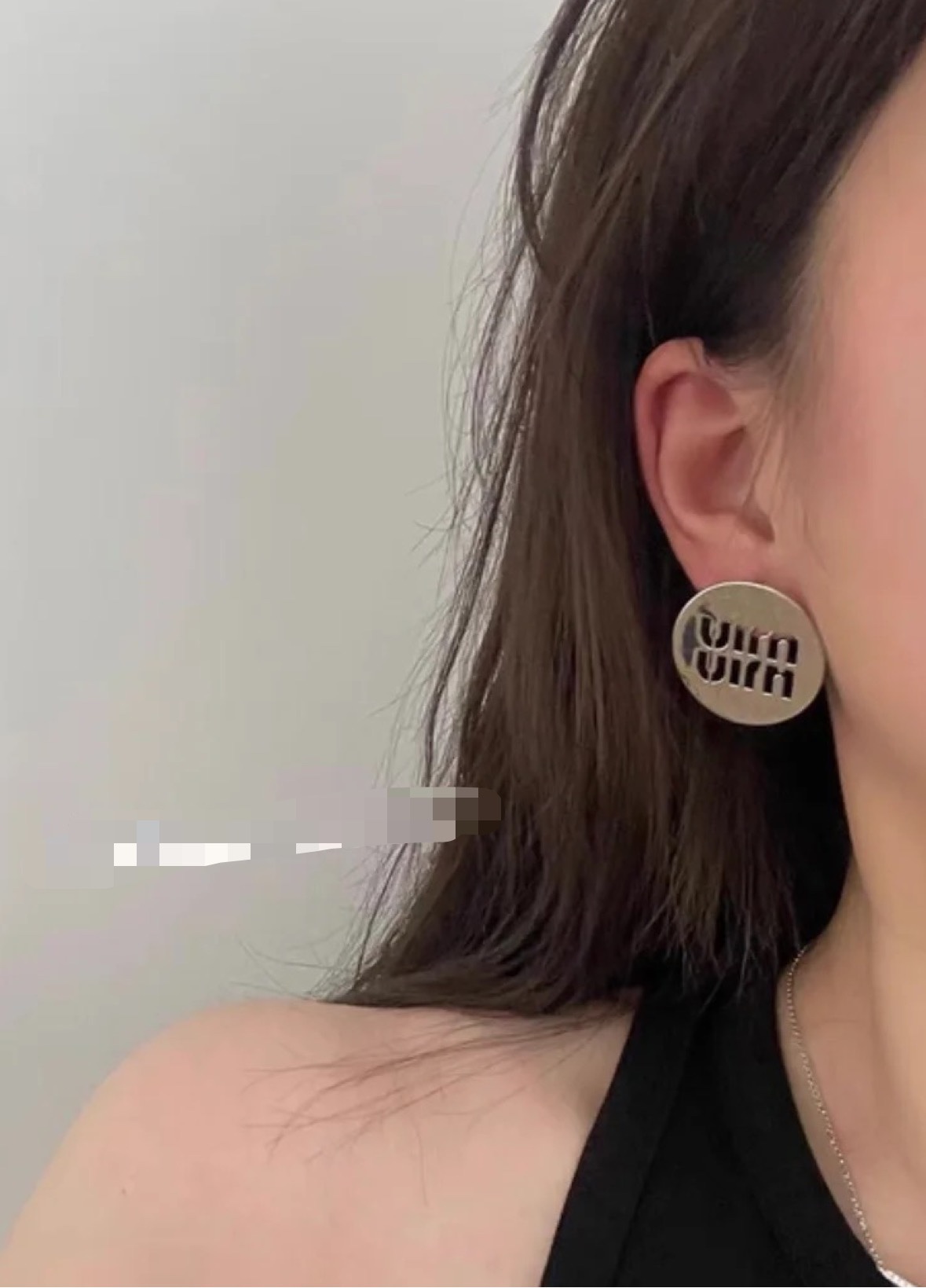  Miumiu  镂空圆饼耳钉😍😍
夏日里的俏皮时尚单品💖💖💖
轻奢小众风格耳环 简约字母 
设计感 美