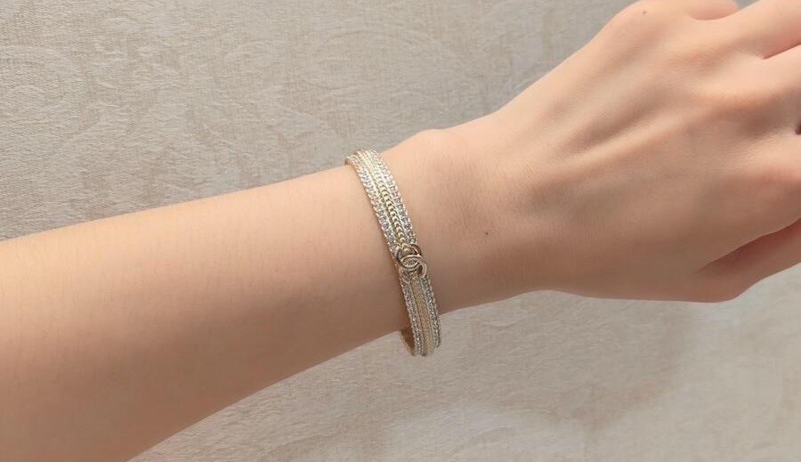 Chanel Embroidered Water Drilling Double-C Opening Bracelets: Exquisite Design with Handcrafted Details. - 图片 3