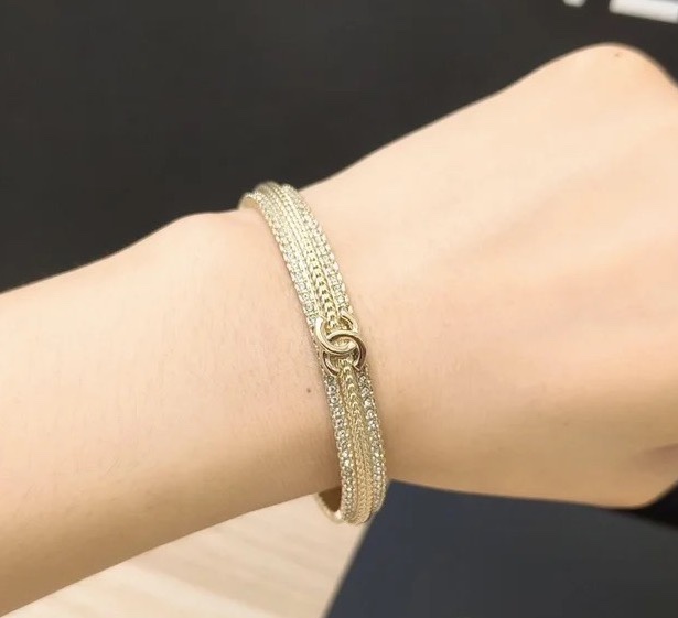 Chanel Embroidered Water Drilling Double-C Opening Bracelets: Exquisite Design with Handcrafted Details. - 图片 8
