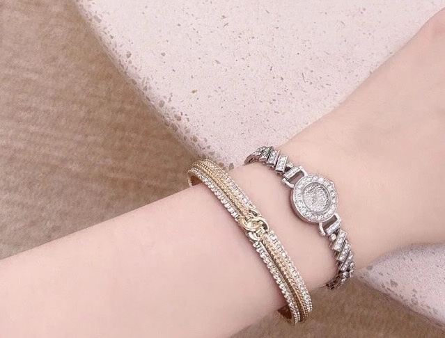 Chanel Embroidered Water Drilling Double-C Opening Bracelets: Exquisite Design with Handcrafted Details. - 图片 6