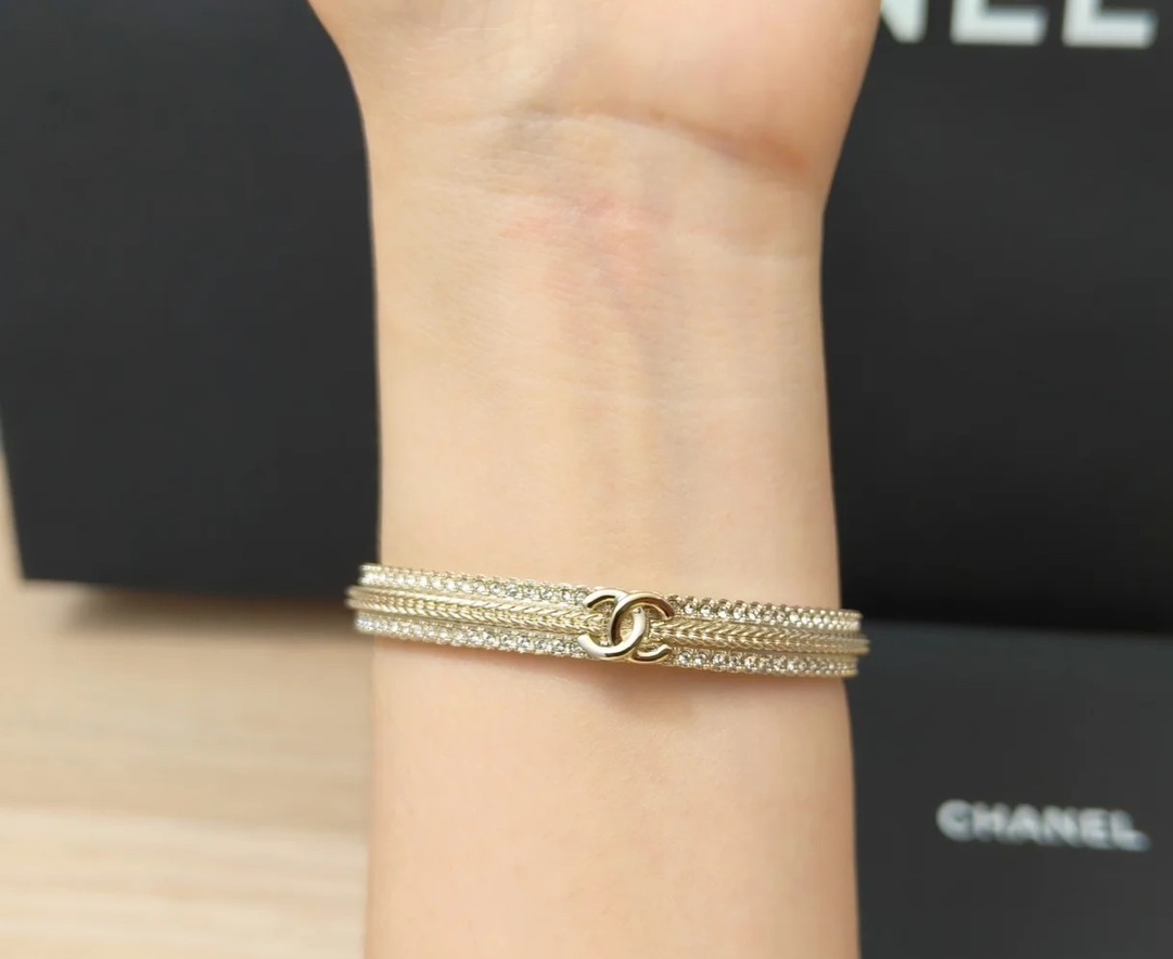 Chanel Embroidered Water Drilling Double-C Opening Bracelets: Exquisite Design with Handcrafted Details. - 图片 1
