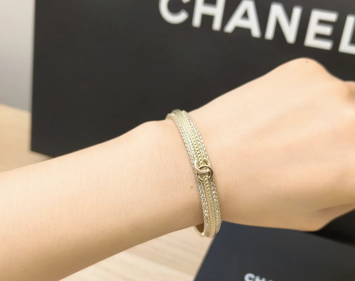 Chanel Embroidered Water Drilling Double-C Opening Bracelets: Exquisite Design with Handcrafted Details. - 图片 2