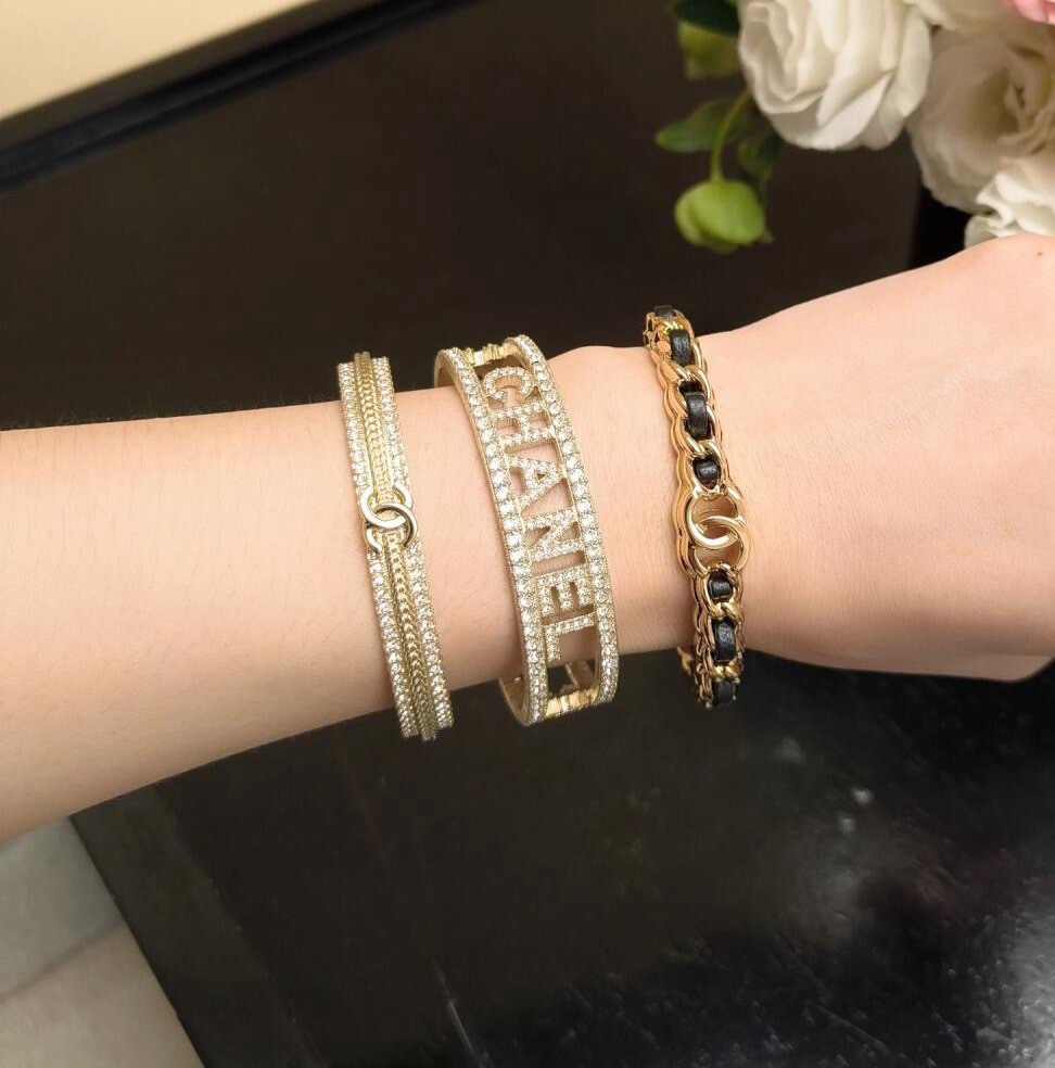 Chanel Embroidered Water Drilling Double-C Opening Bracelets: Exquisite Design with Handcrafted Details. - 图片 9