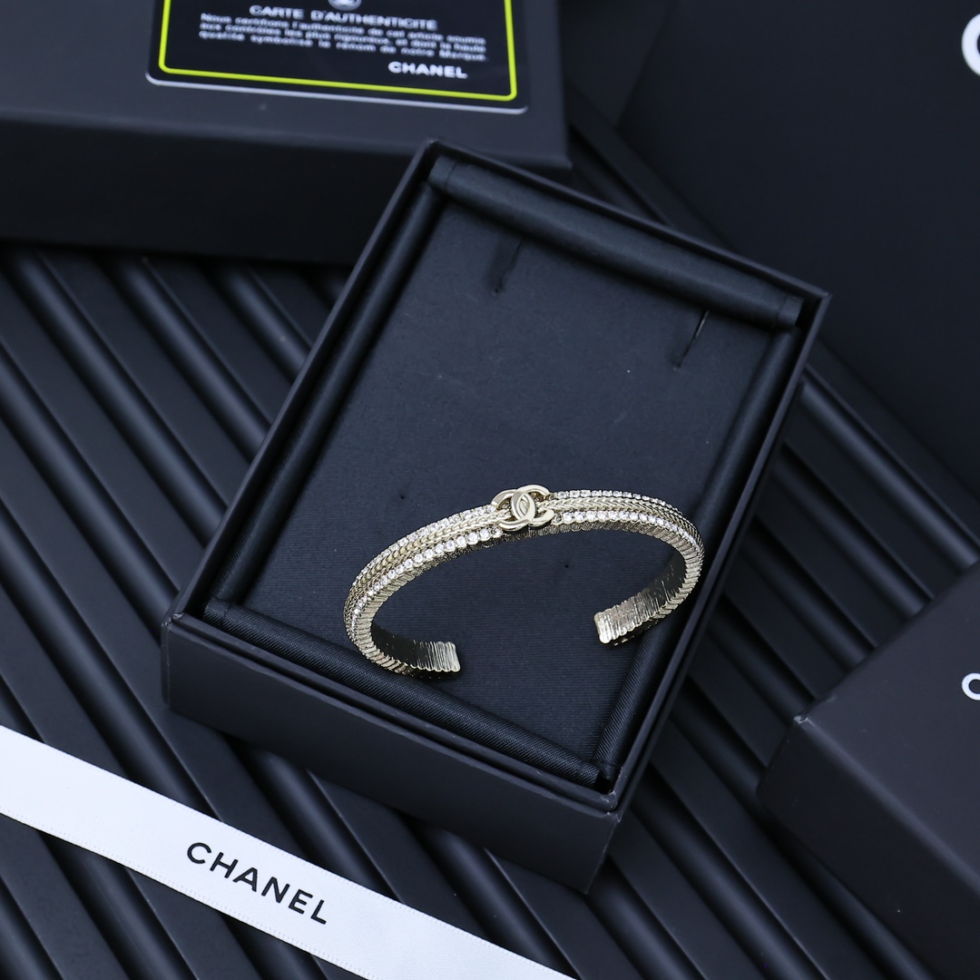 Chanel Double C Logo Bracelet with Golden Emboss and Schwartz Crystal - 图片 5