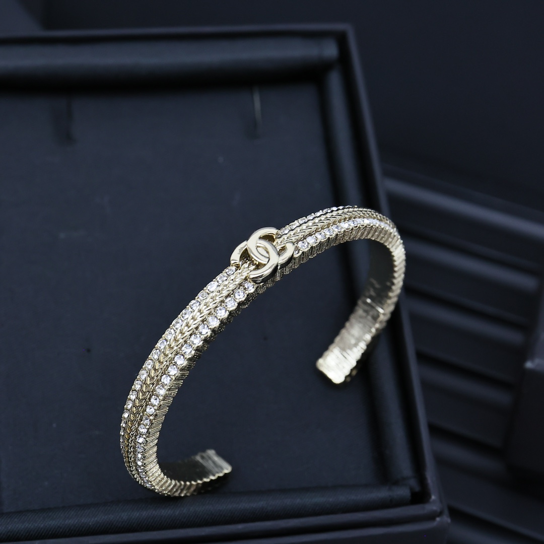 Chanel Double C Logo Bracelet with Golden Emboss and Schwartz Crystal - 图片 1